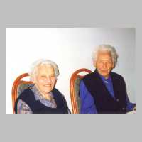 074-1005 Johanna Gottheit, geb. Ellwanger (links) mit ihrer Freundin Ella Schankat, geb. Simbill aus Auerbach, sie trafen sich 1994 nach 75 Jahren .jpg